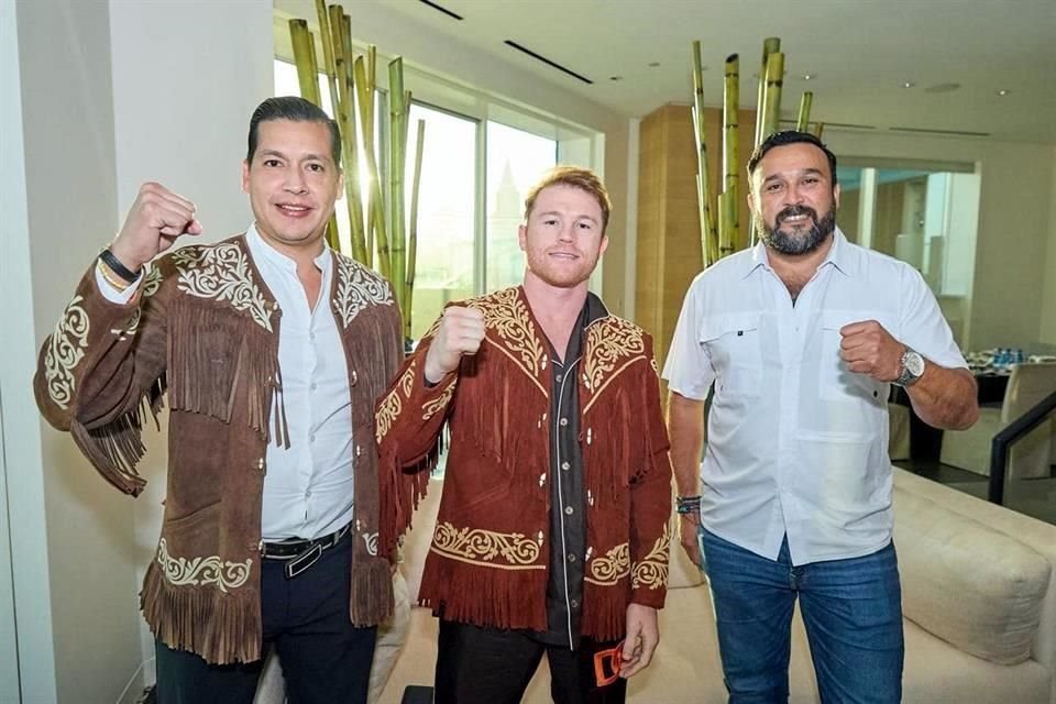 El director del Instituto del Deporte, Manuel Virues (izquerda) y el titular de Turismo de Tamaulipas, Benjamín Hernández (derecha), entregan al boxeador Saúl 'Canelo' Álvarez una cuera tamaulipeca.