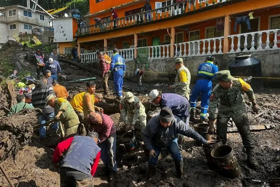 El alud sepultó domicilios aledaños a la Carretera Naucalpan-Ixtlahuaca, derivado de la tormenta del viernes.