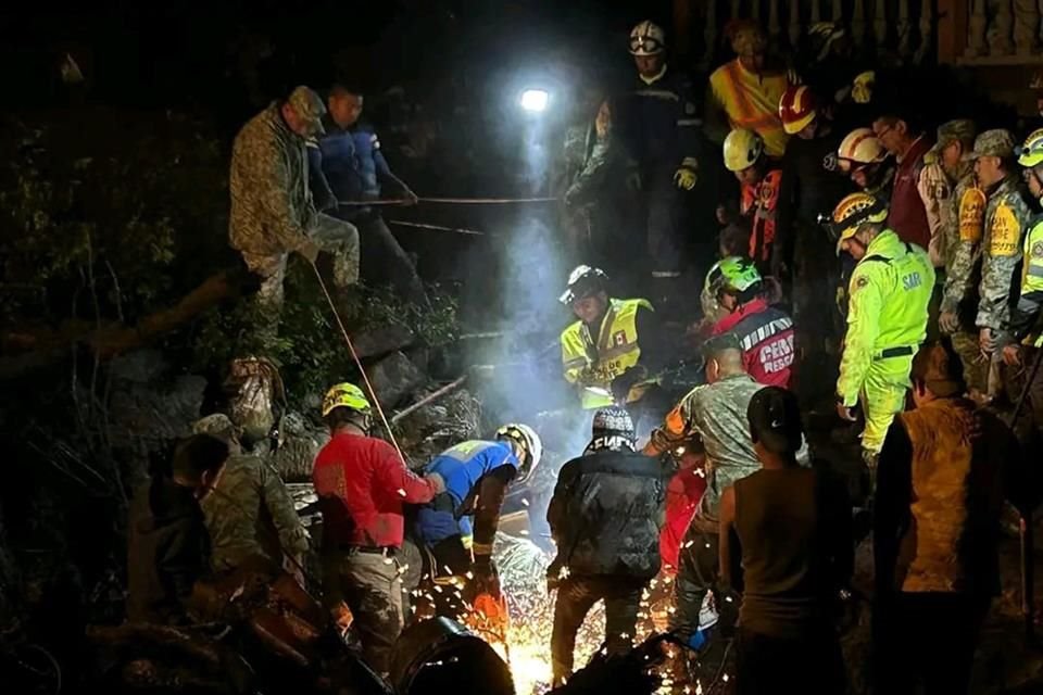 Cuerpos de rescate buscaban sobrevivientes en el lodo.