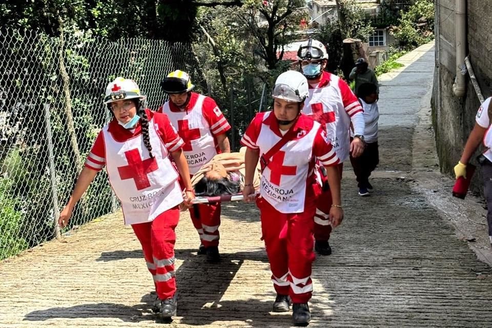 Personal de Cruz Roja colaboró en el rescate.