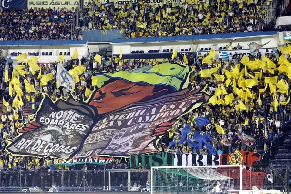 Así recibió la tribuna local del Estadio Ciudad de los Deportes al América en el Clásico Nacional.