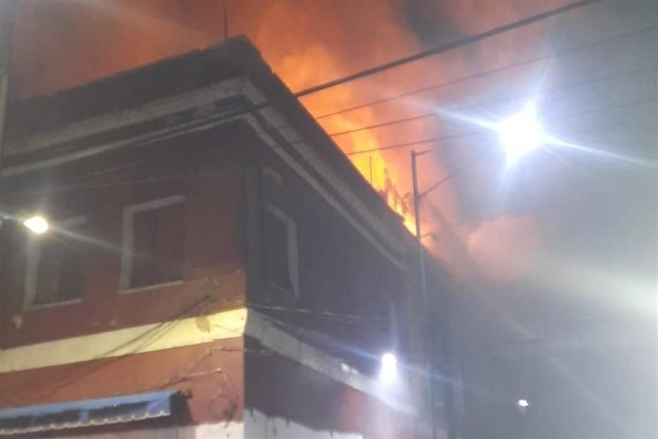 Se trató de cuartos de madera y cartón en la azotea que fueron consumidos por las llamas. 