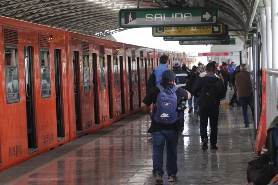 Esta semana, comenzaron a operar tramos de la Línea 9 y la Línea 1 del Metro, aunque su restablecimiento fue informada con apenas horas de diferencia a los viajeros.