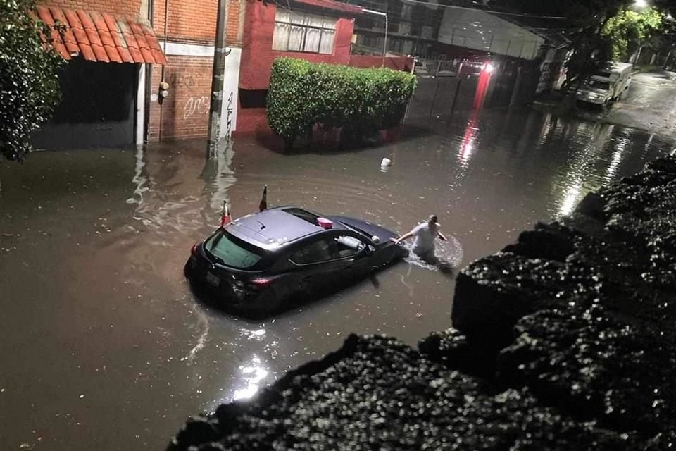 Entre el jueves y viernes, la Alcaldía Tlalpan registró 13 puntos afectados por las fuertes lluvias. 