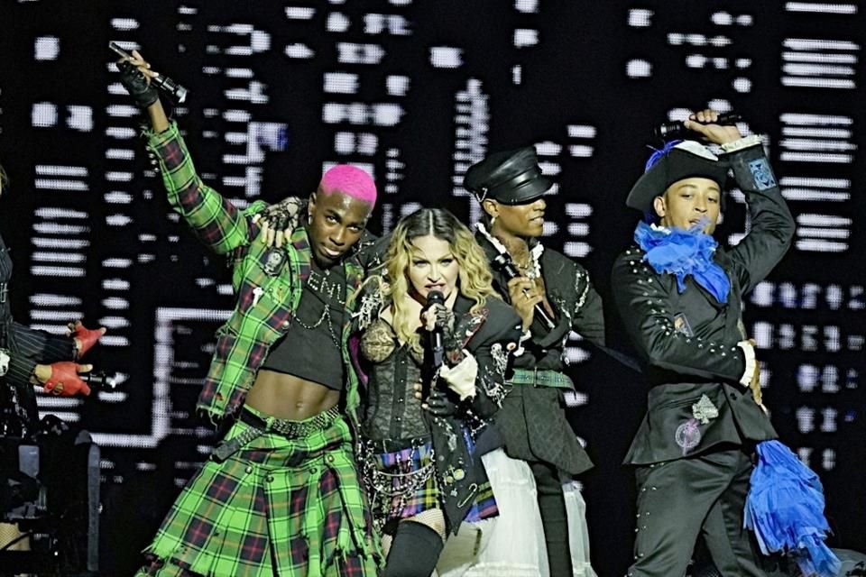 Fans demandaron a Madonna por tardar en sus conciertos; al final desistieron.