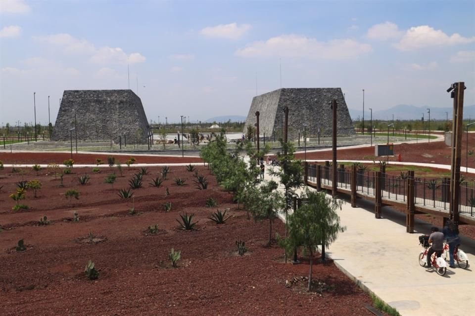 Visitantes arriban a este espacio verde en automóviles, transporte público y bicicletas. 