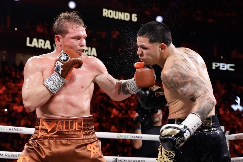 Saúl 'Canelo' Álvarez le dio duro a Edgar Berlanga.