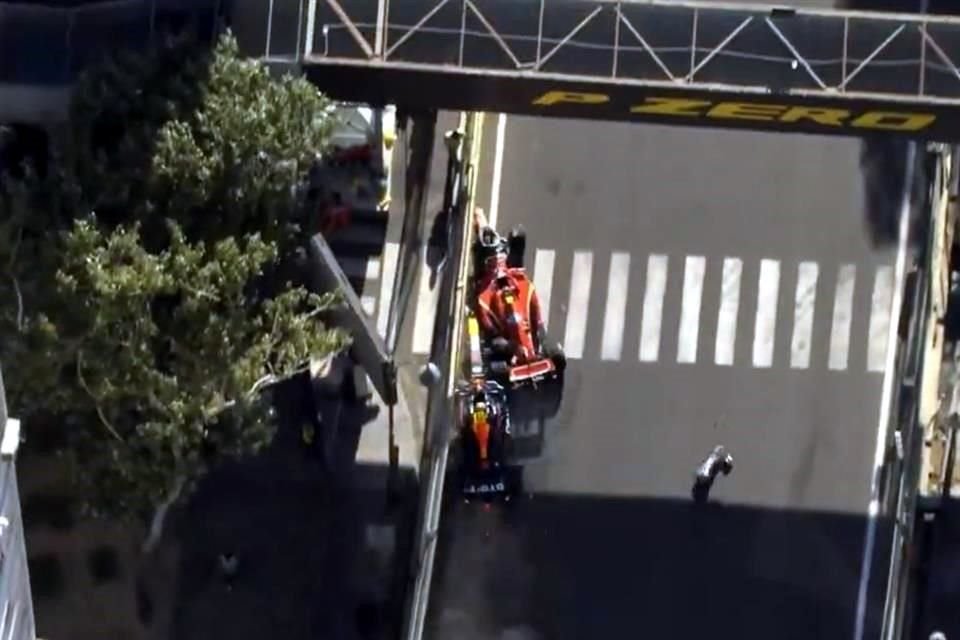 Así quedó el auto de Checo Pérez tras el cierre de Carlos Sainz.