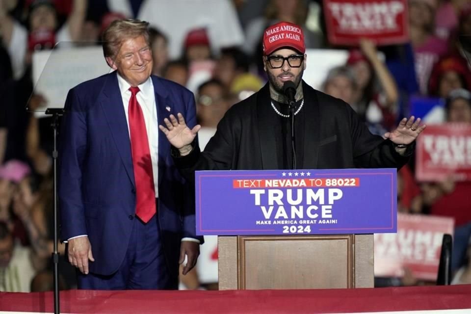 El intérprete de 'Hasta el Amanecer' y 'El Amante' portó la tradicional gorra roja de las campañas de Trump, a quien le aplaudió sus pasados años de gobierno al frente de Estados Unidos.