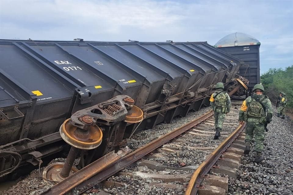 Un tren se descarriló en Guasave, Sinaloa, esta mañana.