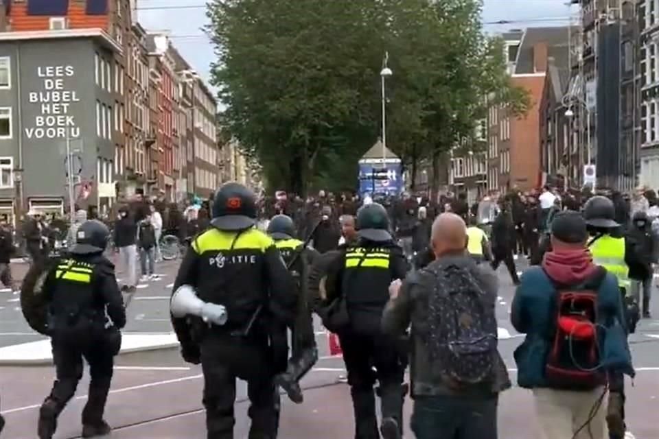 Los elementos de seguridad se enfrentaron a aficionados del Ajax.