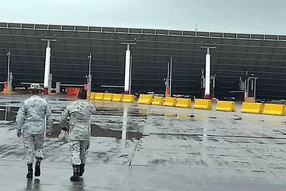 La fuerte tormenta acompañada de granizo que azotó ayer a Nuevo Laredo paralizó las operaciones en la Aduana.