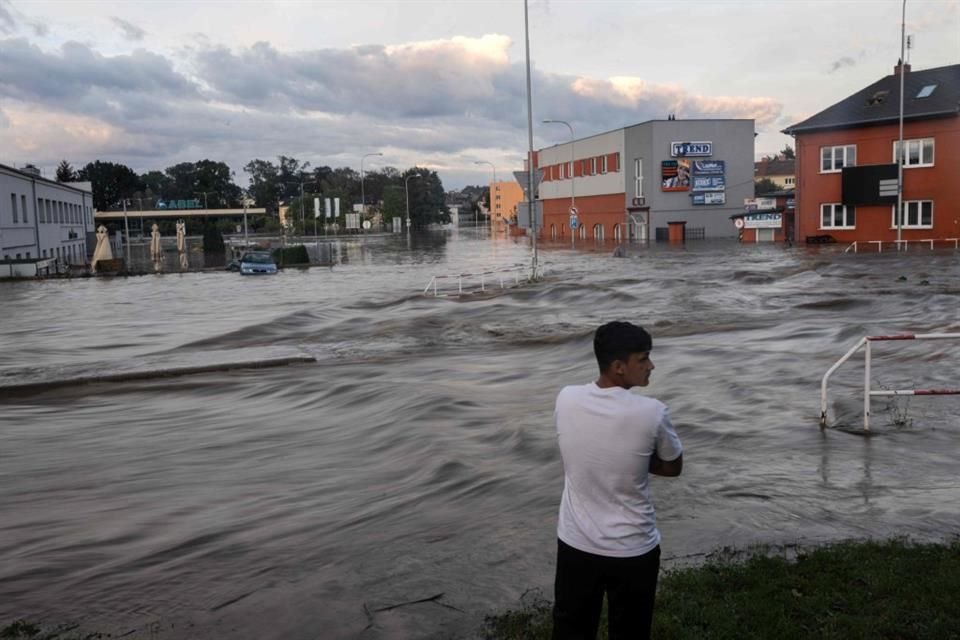 Un hombre observa una calle inundada en la República Checa, el 15 de septiembre.