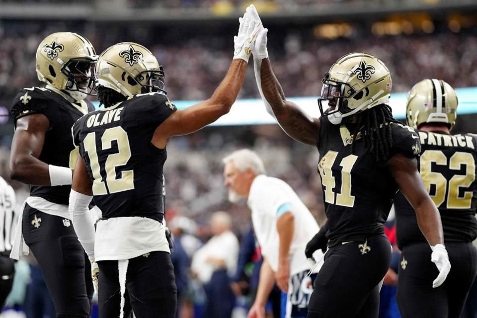 Alvin Kamara (41) fue la bujía ofensiva de los Saints que derrotaron 44-19 a los Cowboys en Dallas.