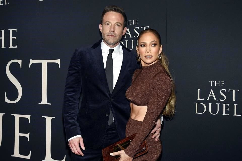 Aseguran que Ben Affleck y Jennifer Lopez siguen con su plan de divorciarse, pese a que se les vio besándose y tomados de la mano hace poco.