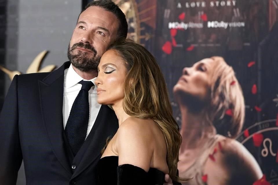 ¿Donde hubo fuego, cenizas quedan? Eso pensaron muchos cuando este sábado Ben Affleck y Jennifer Lopez fueron captados en un almuerzo familiar supuestamente besándose y tomados de la mano.