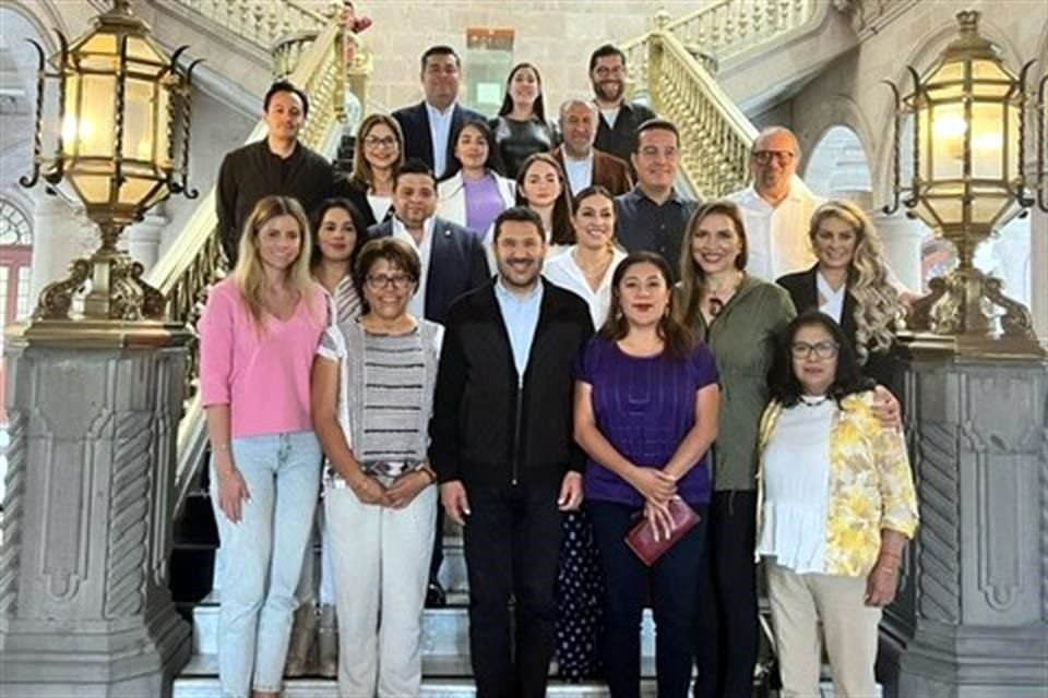 El Mandatario capitalino compartió una fotografía sobre el encuentro al que asistieeron representantes de Oposicion.