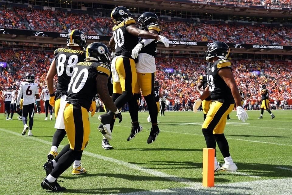 Darnell Washington (número 80), de los Pittsburgh Steelers celebra con sus compañeros un touchdown ante Denver Broncos.