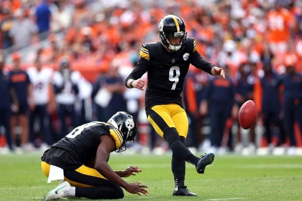 Chris Boswell (número 9), de los Pittsburgh Steelers, anota un gol de campo.