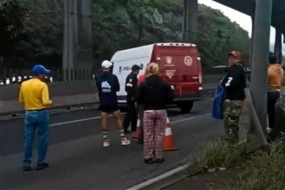 En accidentes viales distintos, tres personas fallecieron durante la madrugada del domingo en el Valle de México.