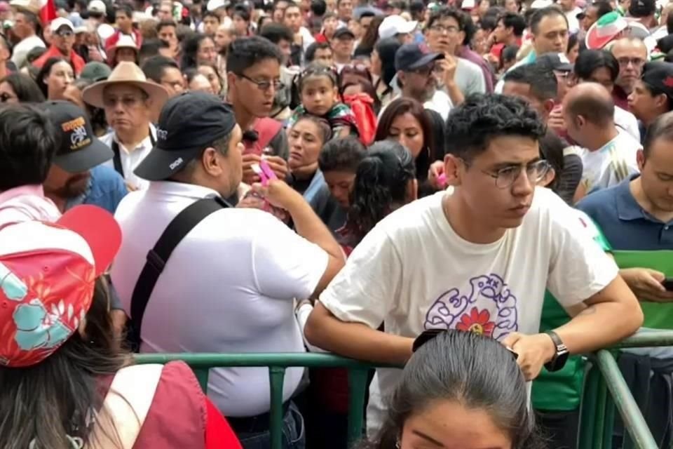 Algunos líderes entregan a sus compañeros las pulseras en las inmediaciones del Zócalo.