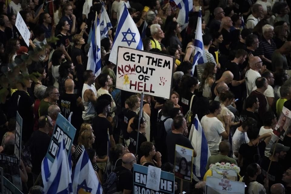 Personas protestan contra el Gobierno de Benjamin Netanyahu y piden la liberación de rehenes retenidos por Hamas, en Tel Aviv, el 14 de septiembre del 2024.