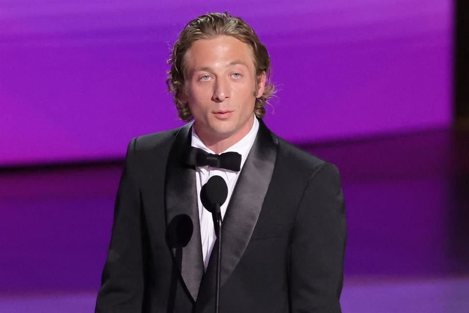 Jeremy Allen White, Billy Crudup y Ebon Moss-Bachrach alzaron los primeros Emmys de la noche al ser reconocidos en  categorías de actuación.