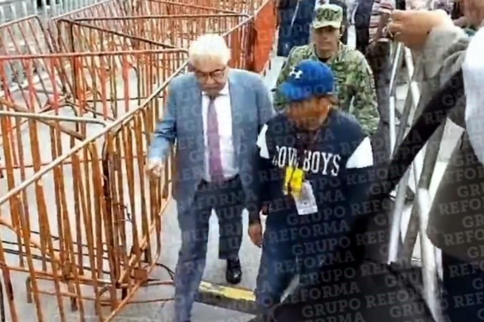 Como lo hacía antes de ser senador, Alejandro Esquer también dio órdenes y revisó la logística del evento de este domingo del Presidente López Obrador.