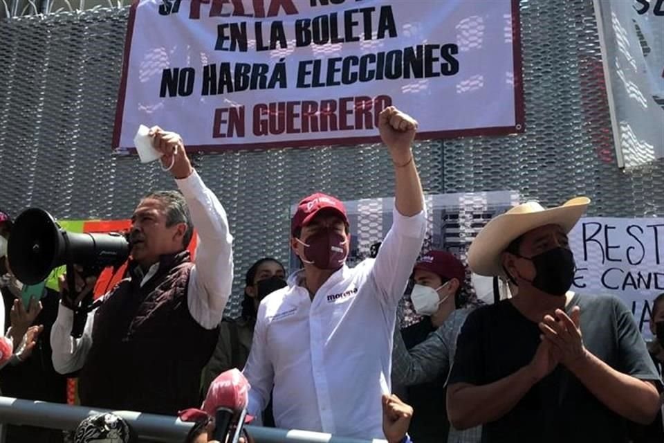 Raúl Morón, Mario Delgado y Félix Salgado protestando en el INE.