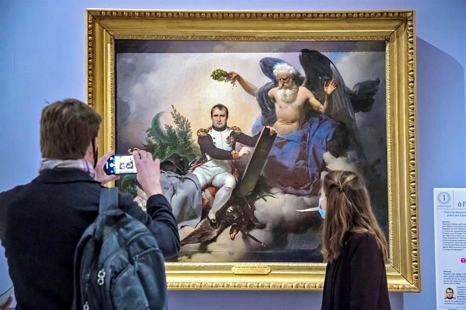 'Napoleón coronado por el tiempo', del pintor francés Jean-Baptiste Mauzaisse, es parte de la magna muestra.