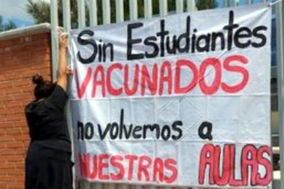 Integrantes de la Federación Nacional de Estudiantes Revolucionarios pusieron mantas en escuelas para 'clausurarlas' en protesta por regreso a aulas sin vacunas.