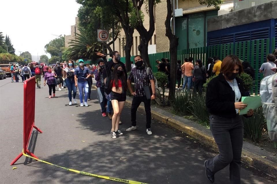 Los jóvenes estuvieron formados por una hora.