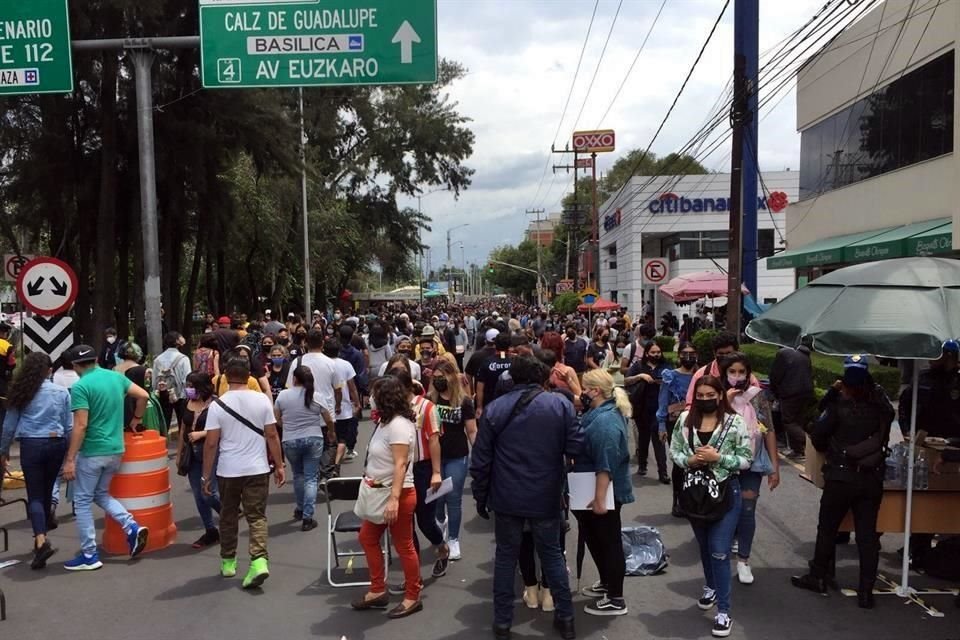 En GAM, la fila sale desde la preparatoria, da más de seis vueltas en la explanada va y viene cinco veces sobre la lateral de Insurgentes Norte.