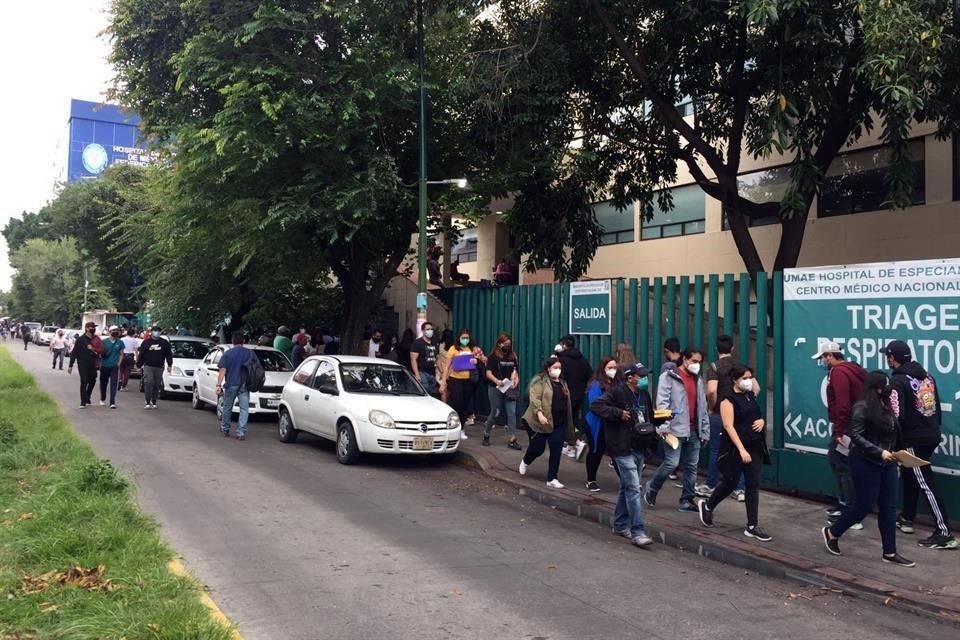 En Centro Médico Siglo XXI, dónde se vacunan los residentes en BJ, la fila sale del cruce de Eje 3 y Cuauhtémoc, rodea toda la cuadra, va y viene sobre la banqueta, y llega hasta Cuauhtémoc otra vez.