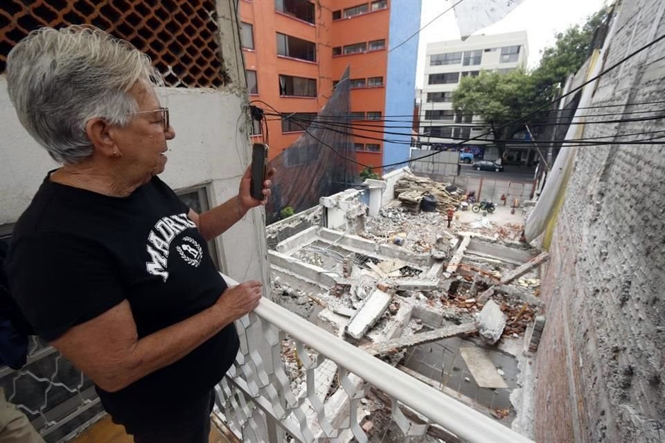 Asunción Colunga, vecina de la Alcaldía Benito Juárez, muestra la zona en la que se ha realizado la demolición de un inmueble para la construcción de un edificio con departamentos.