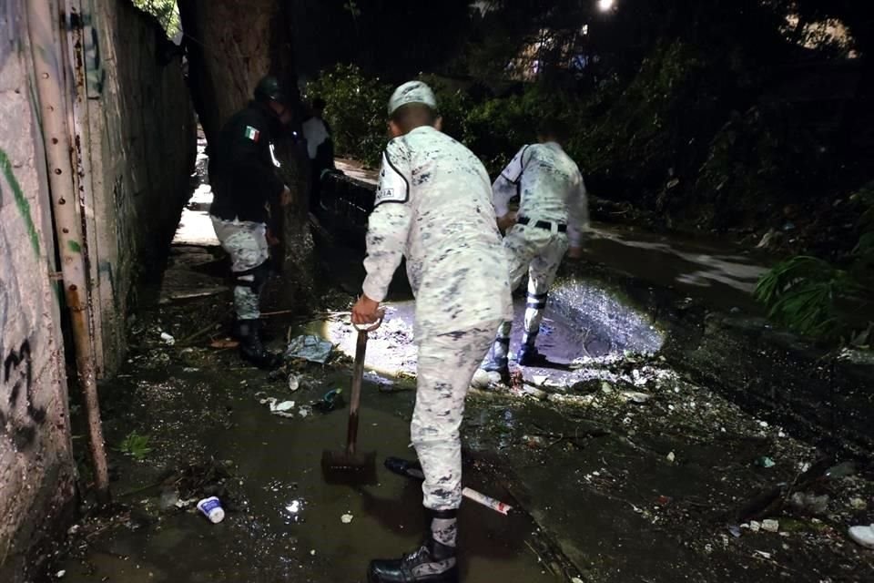 Tras registrarse el desbordamiento de un río, la Guardia Nacional realizó trabajos para retirar escombros.