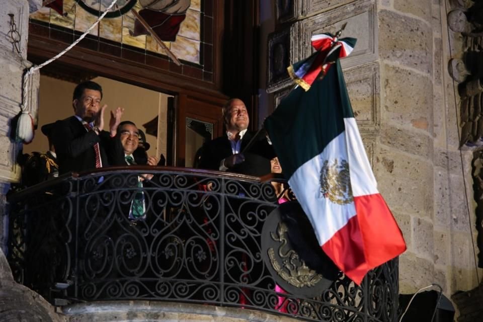 Tras nombrar a los héroes de la  Independencia de México, el Gobernador de Jalisco gritó: '¡Viva la República y la división de Poderes!'.