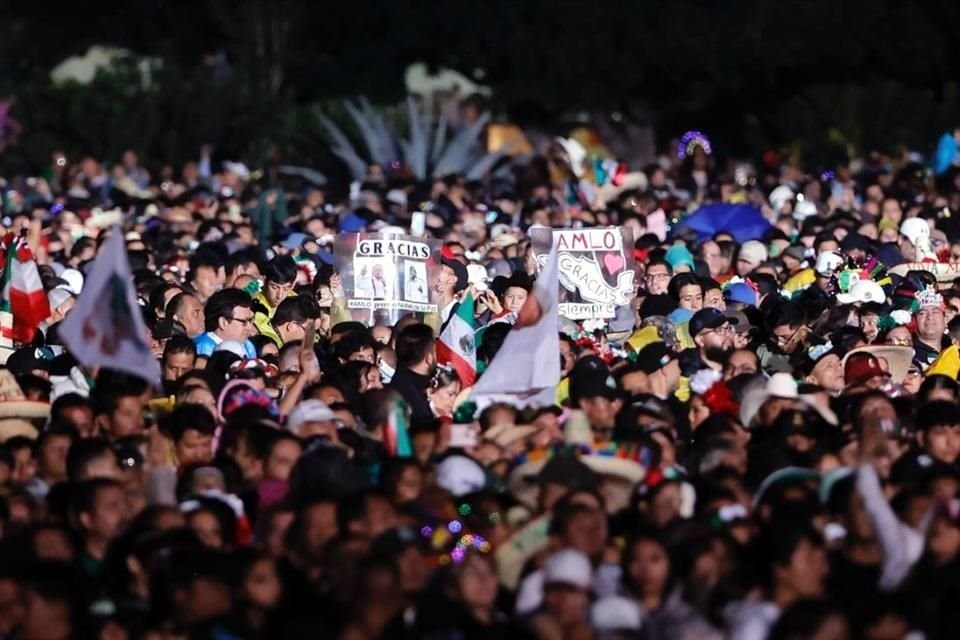 La ceremonia también sirvió para que el Mandatario AMLO se despidiera de un Zócalo repleto de simpatizantes. '¡Es un honor estar con Obrador!' y '¡No te vayas, no te vayas!', se escuchó.