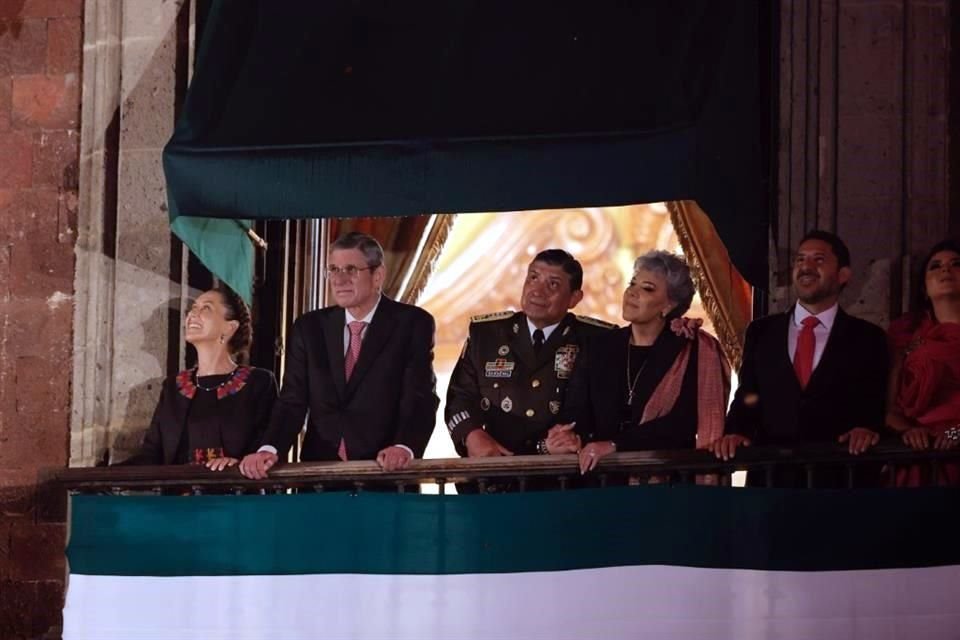 La Presidenta electa Claudia Sheinbaum, junto con su marido José María Tarriba, atestiguaba la ceremonia, conmovida desde un balcón lateral.