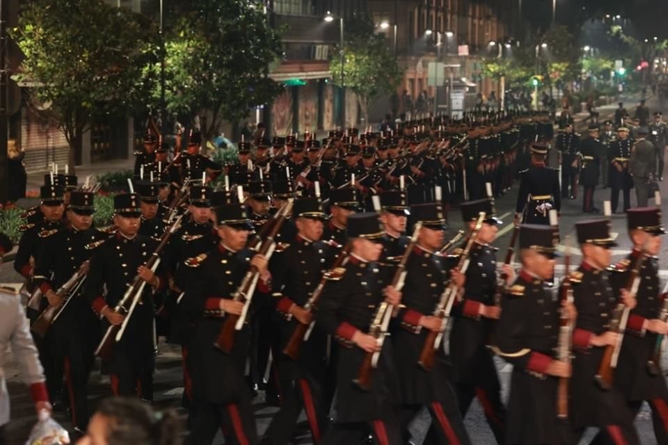 Cadetes se preparan a temprana hora para el Desfile Militar.