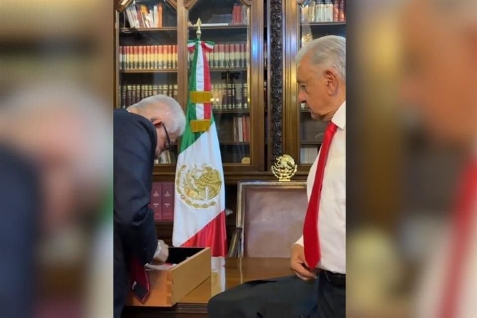 El senador morenista, Alejandro Esquer, fue el encargado de poner la Banda Presidencial a Andrés Manuel López Obrador.