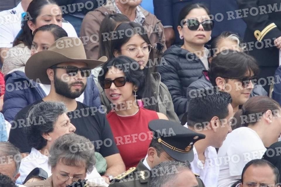 Ángela Aguilar y Christian Nodal estuvieron acompañados por el hermano de la cantante.