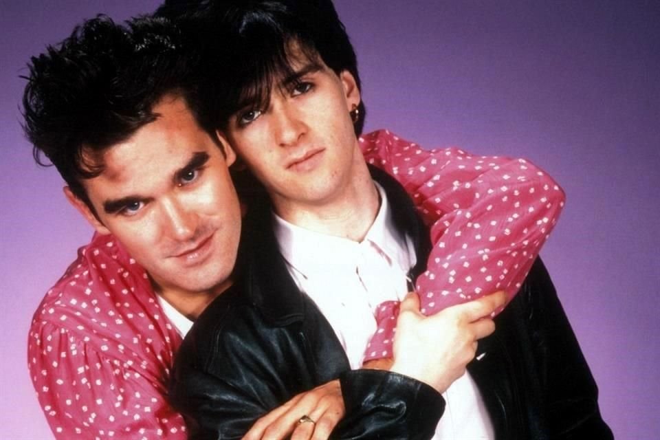 El cantante Morrissey compartió que su ex compañero en The Smiths (izq.), Johnny Marr (der.), logró adueñarse de los derechos del nombre de la banda.