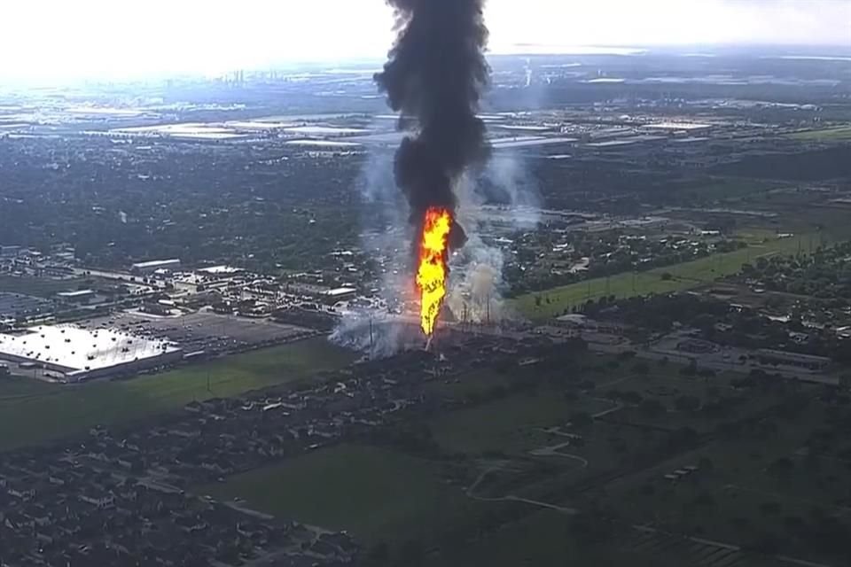 Bomberos luchaban contra un incendio en un oleoducto en un suburbio de Houston que provocó evacuaciones.