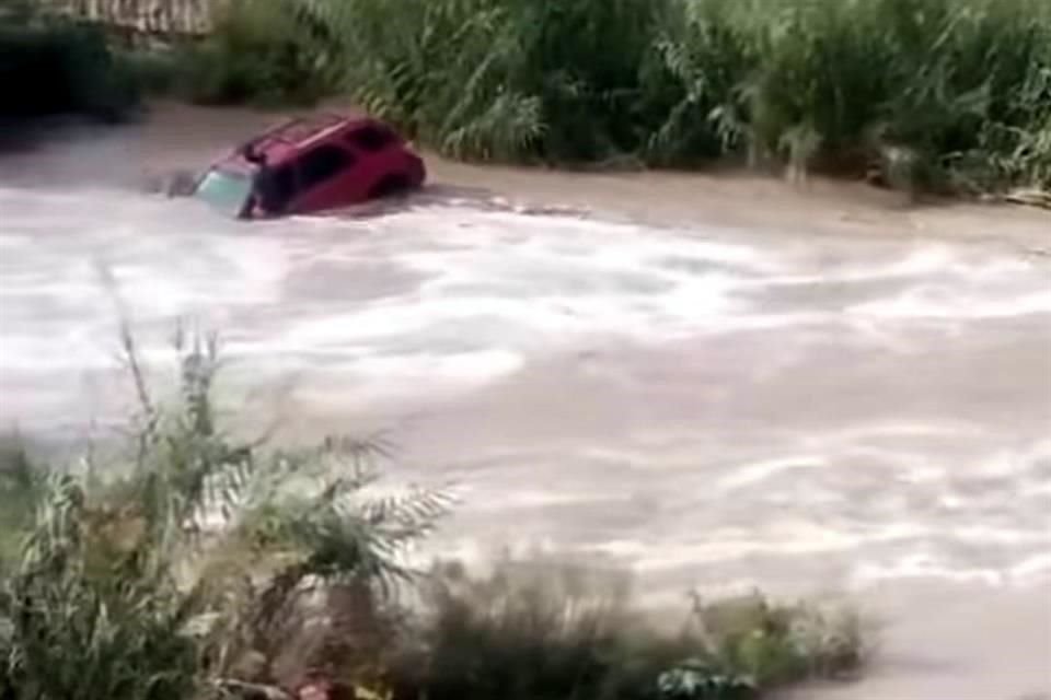 En Ramos Arizpe, un vehículo que cruzó un vado inundado en el arroyo La Encantada fue arrastrado y dos de sus ocupantes saltaron al agua, momento en que se les dio por desaparecidos.