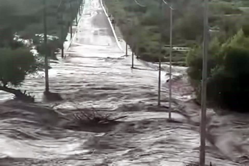 Arroyos crecidos y vialidades inundadas se vieron ayer en Saltillo y Ramos Arizpe.