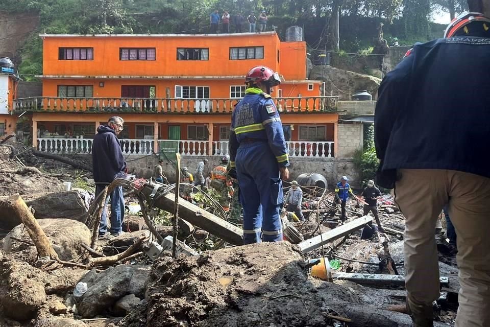 Servicios de emergencia continúan realizando labores de rescate en la zona.