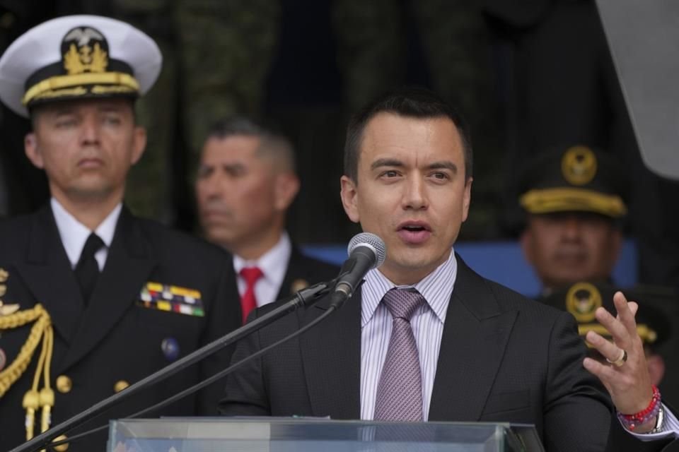 El Presidente de Ecuador, Daniel Noboa, en una ceremonia de entrega de equipamiento a la policía en la academia policial Gral. Alberto Enríquez Gallo en Quito, Ecuador, el 22 de enero de 2024.