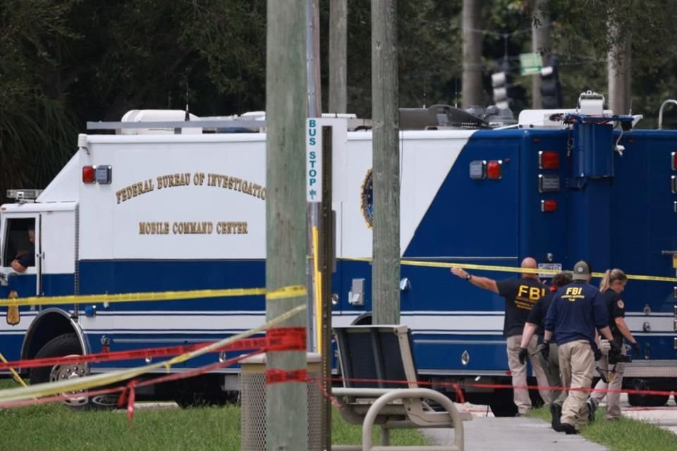 Autoridades investigan alrededor del área del campo de golf de Donald Trump en West Palm Beach, Florida, el 16 de septiembre del 2024.