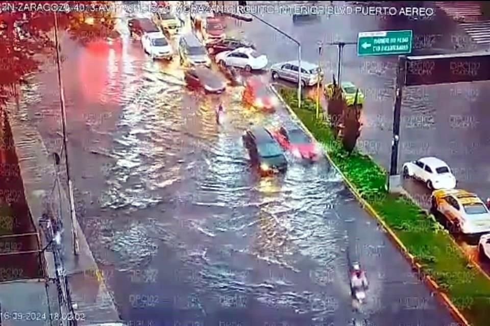 En la lateral de Circuito Interiory Avenida 10, Colonia General Ignacio Zaragoza,  Venustiano Carranza también se registró un encharcamiento.